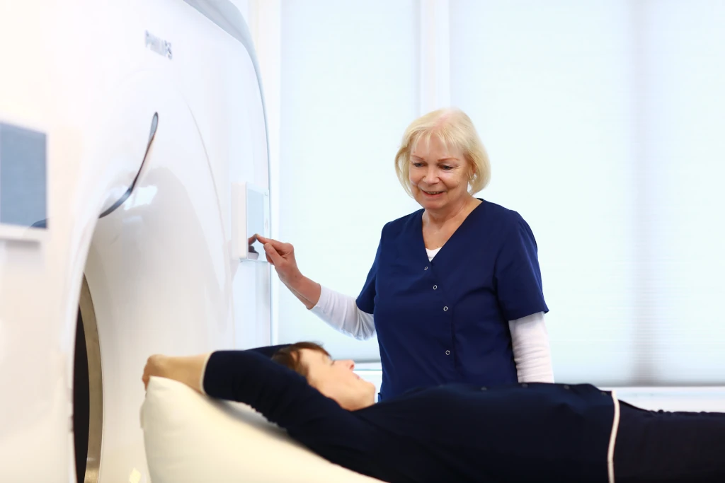 Computertomographie (CT) – Untersuchung mit moderner Schnittbildtechnik Patientin während einer Computertomographie-Untersuchung im CT