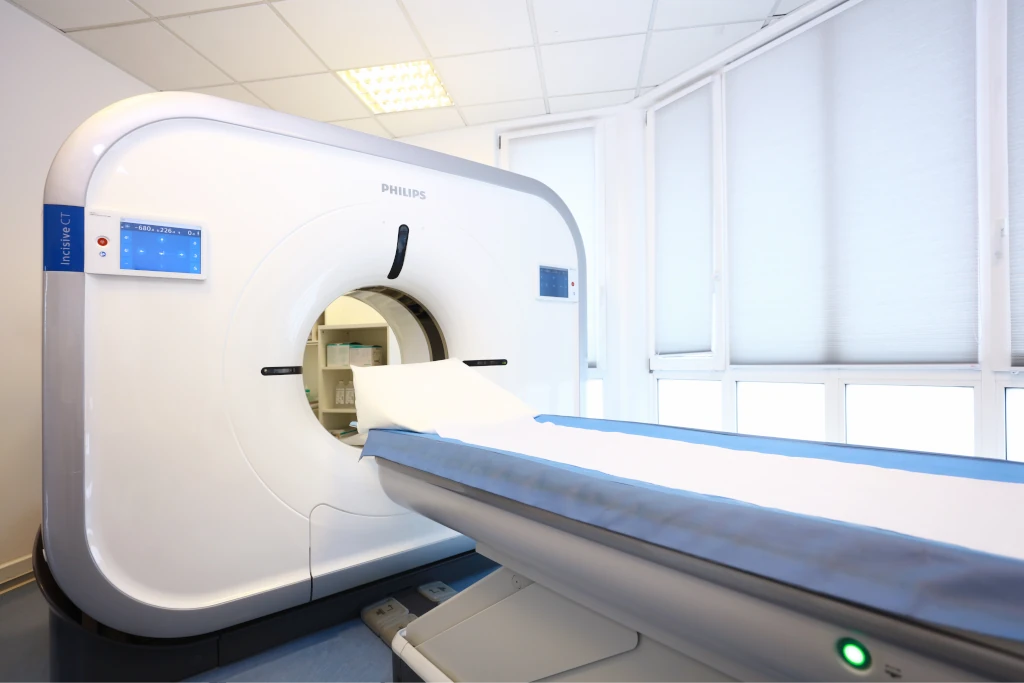 Computertomographie (CT) – Untersuchung mit moderner Schnittbildtechnik Ausstattung in der Praxis bei der Computertomographie-Untersuchung im CT